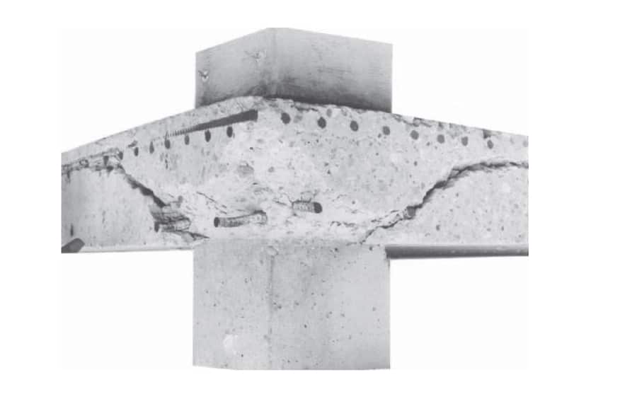 Pola retak geser pada pelat lantai. (Wight, 2016)