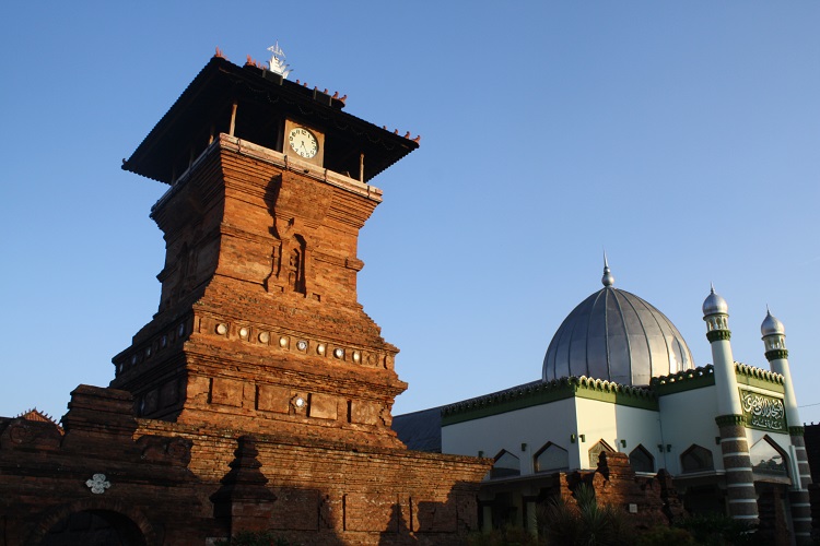 Masjid Menara Kudus, Sumber: id.wikipedia.org