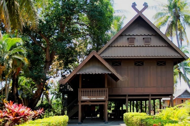 Rumah adat suku Makassar, Sumber: bramblefurniture.com