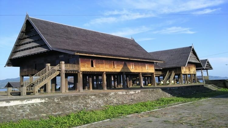 Rumah adat suku Mandar, Sumber: selasar.com