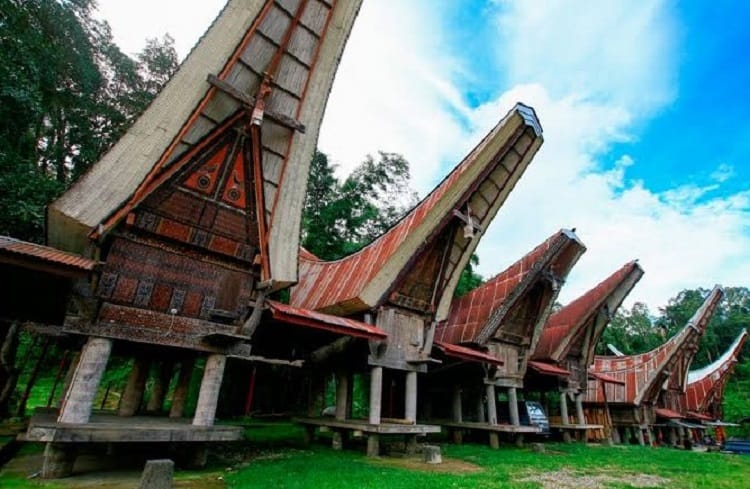Rumah adat suku Toraja, Sumber: 99.co