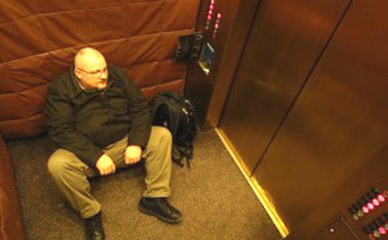 Terjebak di lift fenomena yang bisa terjadi, sumber : tribunnews.com