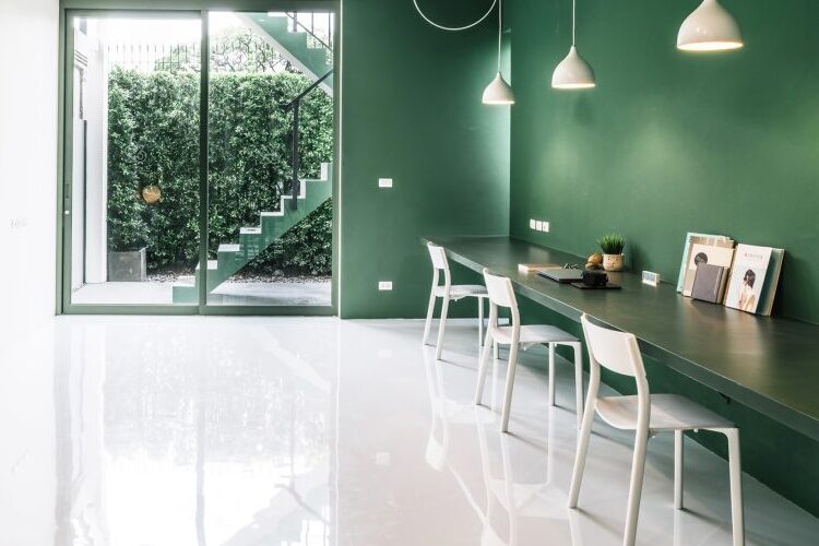 Perpaduan warna untuk menunjang interior kantor minimalis, Sumber: dezeen.com