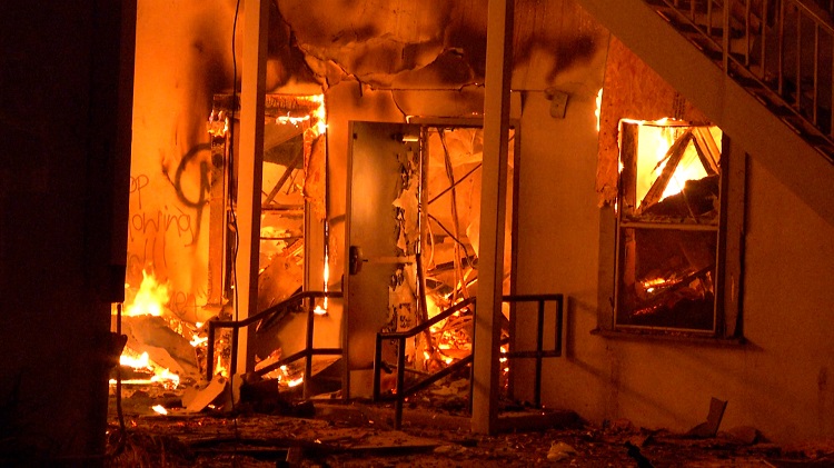 Ilustrasi gedung kebakaran akibat tidak mengantongi rekom damkar, Sumber: mysanantonio.com