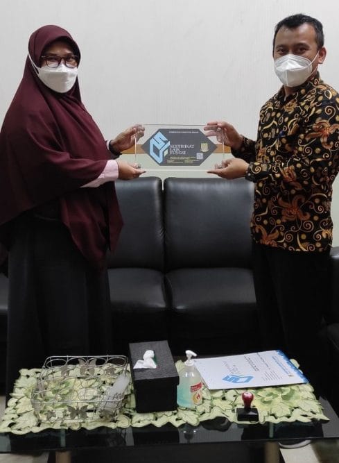 Serah terima SLF kepada pihak PT. Ohkuma Industries Indonesia, Sumber: doc pribadi
