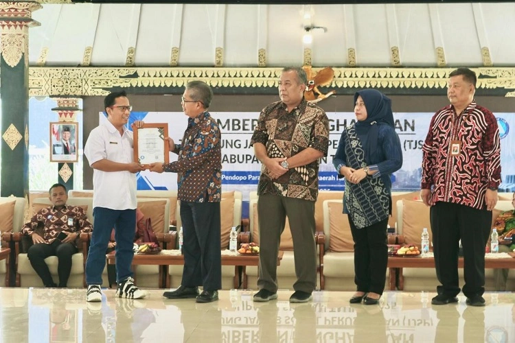Pemberian Penghargaan TJSP kepada Eticon, Sumber: doc pribadi