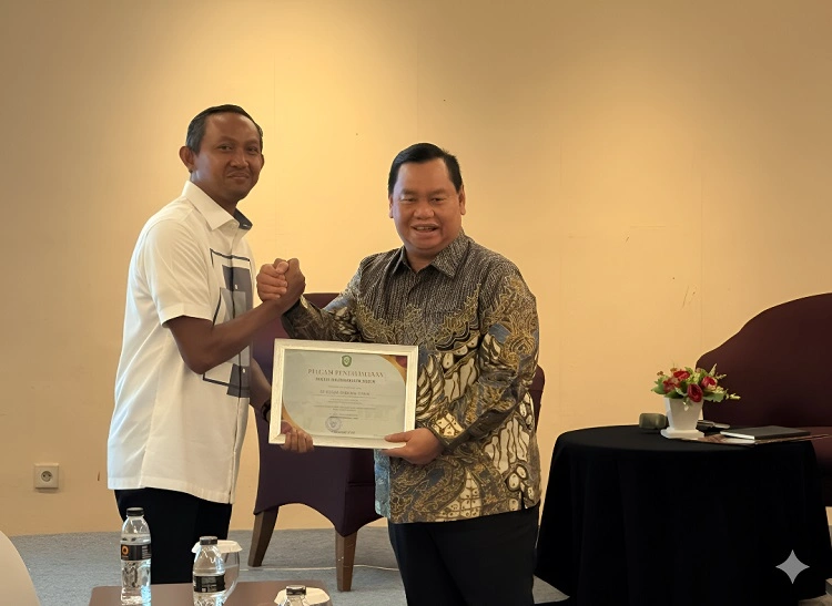 Penghargaan dari Bupati Kotawaringin Timur untuk Eticon, Sumber: doc pribadi