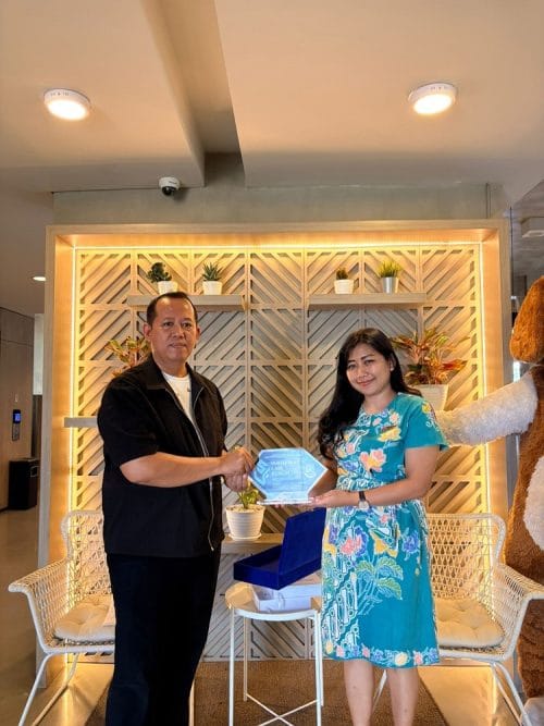 Serah terima kepada perwakilan Swiss-Belhotel Express, Sumber: doc pribadi