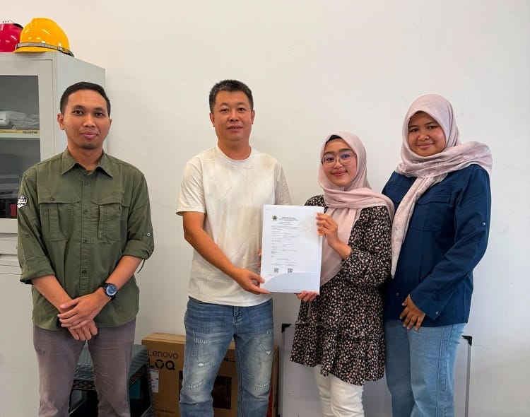 Serah terima dokumen SLO dan Uji Riksa K3 untuk PT HSG Material Indonesia, Sumber: doc pribadi