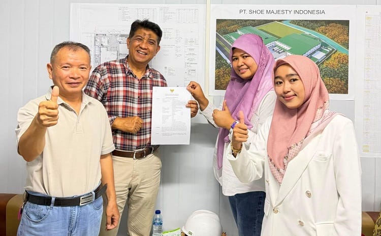 Serah terima dokumen PBG PT Shoe Majesty Indonesia di Kawasan Industri Kendal, Sumber: doc pribadi